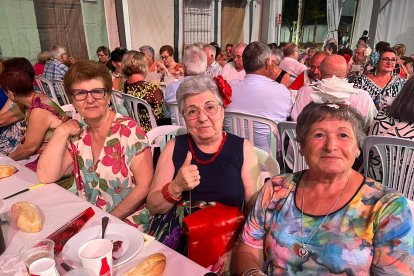 Loli Cortacero, Isabel Ibáñez y Dolores Domenech disfrutaron de la velada juntas.