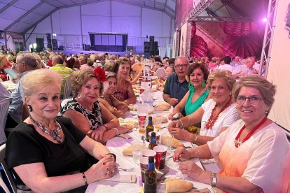 Manoli, Esperanza, Lore, María de Gádor, Pili, Puri, Mari Carmen y Manuel de la Asociación de Mayores de Oliveros.
