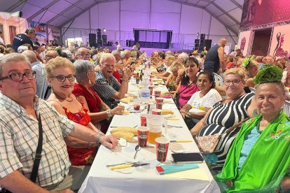 Estrella, Margarita, Piedad, Antonio, Rosa, Sebastián, Marta y Silvia compartieron velada en la Caseta Municipal.