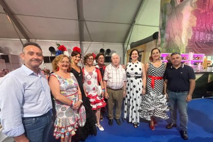 Adriana Valverde, Lidia Compadre, Carmen Aguilar, Antonio Ruano y Pepe Ruiz posan junto a José, Mari Gracia, María Dolores y Fátima en el Homenaje a los Mayores.