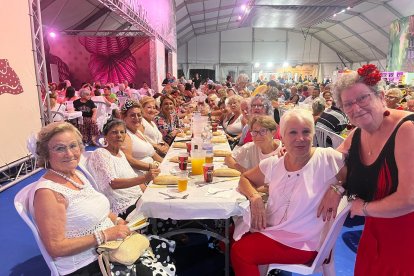 Amigas y amigos del Centro de Mayores La Gaviota de Pescadería.