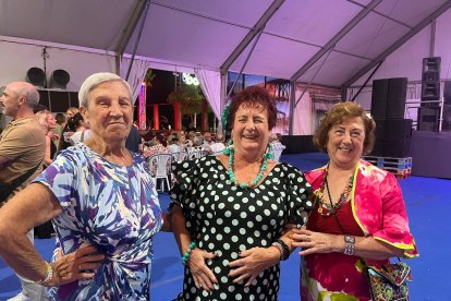 Las hermanas Mari Ángeles y Carmen del Barrio San Luis junto a su amiga María.