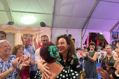 Las hermanas Carmen y Mari ángeles dedicaron una canción a la alcaldesa.