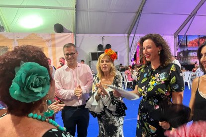 Las hermanas Carmen y Mari ángeles dedicaron una canción a la alcaldesa.