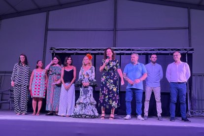 La alcaldesa, María Vázquez junto con parte de la corporación municipal visitó el evento.