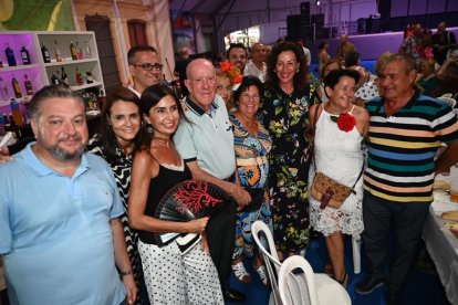 La alcaldesa, María Vázquez ha visitado el tradicional Homenaje a los Mayores junto a parte de los miembros de la corporación municipal entre los que se encontraban la responsable del Área de Familia, Paola Laynez o Diego Cruz, concejal de Cultura.