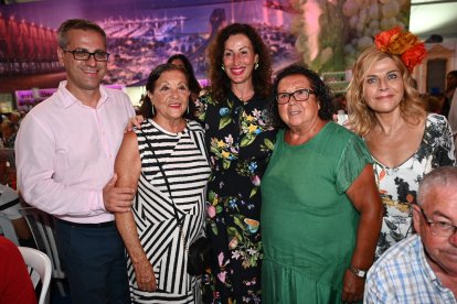 
La alcaldesa, María Vázquez ha visitado el tradicional Homenaje a los Mayores junto a parte de los miembros de la corporación municipal. 