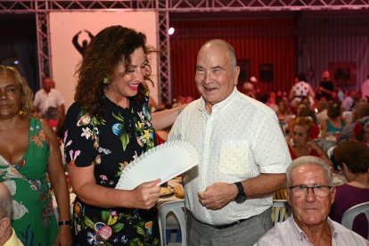 La alcaldesa, María Vázquez ha visitado el tradicional Homenaje a los Mayores junto a parte de los miembros de la corporación municipal.