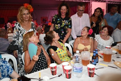 La alcaldesa, María Vázquez ha visitado el tradicional Homenaje a los Mayores junto a parte de los miembros de la corporación municipal.