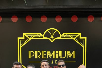 Jesús, Salud, Antonio, Dani, Jesús, Mou y Antonio han venido a visitarnos Premium Black.