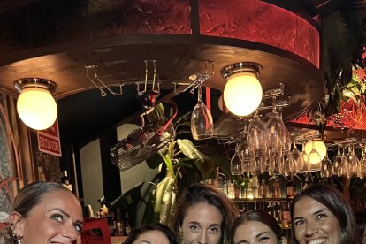 Maite, Paloma, Elvira, Esther y Belén se pasan por su local favorito a regalarnos unos bailes.