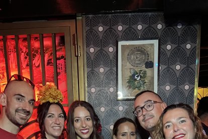 Tasio, Laura, Miriam, Minerva, Abel y Cristina vuelven al local de moda con su mejor sonrisa.