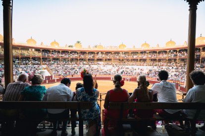 Ambiente en la Plaza de Toros de Almería en la última corrida de la Feria Taurina 2023.