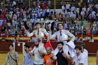 Jorge Martínez y Roca Rey salen a hombros de la Plaza de Toros de Almería.