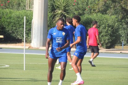 El lateral Akieme en la hierba del Anexo Mediterráneo. 