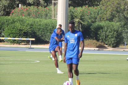 Appiah, que saldrá del Almería, pensativo. 