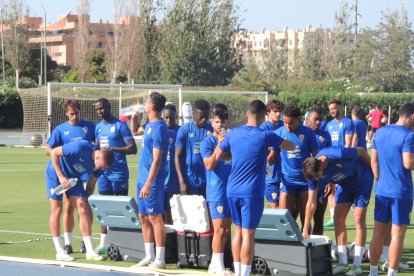 Momento parar refrescarse en el entrenamiento. 
