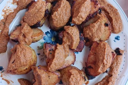 Patatas con salsa de almendras, de Joaquín Felices