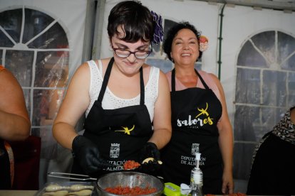 Alba Ripoll preparando el tartar de tomate.