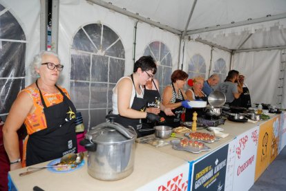 Los concursantes, preparando la presentación de los platos.
