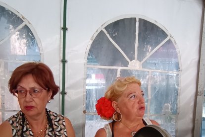 Juani Pérez y su acompañante, con la jibia en salsa.