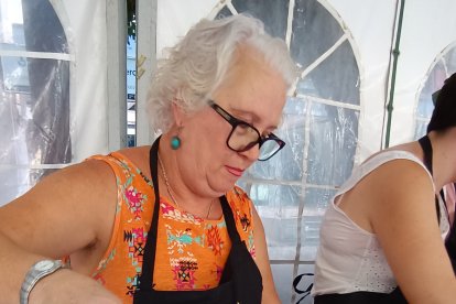 Isabel Fernández, preparando manitas de cerdo. 