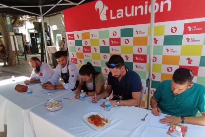 El jurado, tomando la decisión final.