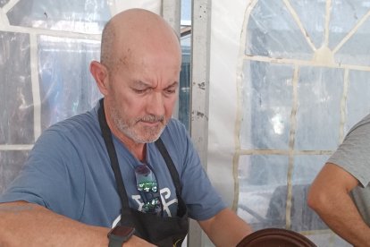 Joaquín Felices, preparando la parrillada.