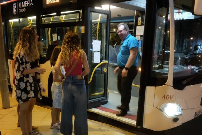 Como todas las noches, los autobuses están disponibles para toda la gente que quiera volver.