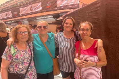 Merche, Agustina, Antonia y Carmen son amigas \'de toda la vida\' que se reúnen cada año en Feria para disfrutar del mejor ambiente y recordar anécdotas.