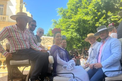 Luis López. Javier Rentero, Carmen, Gracia y Rafa de Carmona (Sevilla), Javier y Julio posan para LA VOZ.