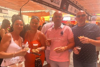 Amigos de \'Dulces & Sueños\', una cafetería situada en Loma Cabrera.