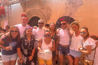 \'Los Circos\' es un grupo de trabajadores del Circo Quirós, que estos días está situado en el Recinto Ferial.