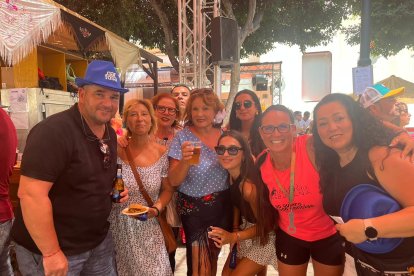 Este grupo de trabajadores y amigos del Catering Alcazaba disfruta de la Feria de Mediodía.