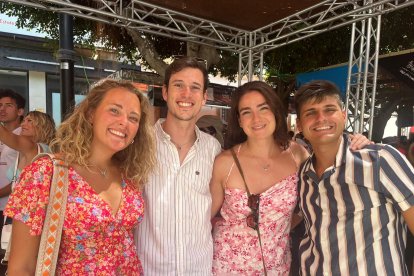 Este grupo de amigos se conocieron en Lisboa haciendo un Free Tour. Hoy, vuelven a reencontrarse en la Feria de Almería.