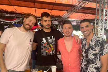 Cuando Cristo viene desde Sevilla a disfrutar de la Feria y a visitar a sus amigos almerienses Borja, Enrique y Edu siempre salen en el periódico.