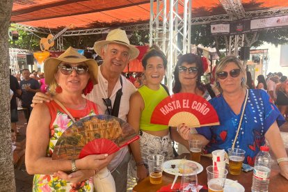 Pilar, Pepe, Lucía, Nancy y Reme de Almería y Granada sacan sus abanicos para la foto.