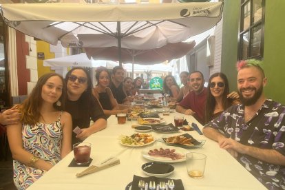 Este grupo de médicos de familia del Hospital Torrecárdenas disfruta de una merecida comida en Entrefinos y Quesería Yo sin Ti.