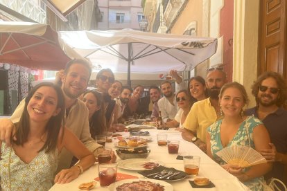 Este grupo de médicos de familia del Hospital Torrecárdenas disfruta de una merecida comida en Entrefinos y Quesería Yo sin Ti.