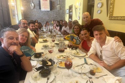 Este grupo de compañeros de Cajamar disfruta de la Feria en Entrefinos cada año.