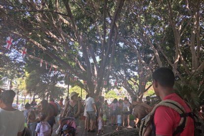 Cola para la actividad de la carrera de relevos.