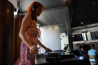 La música ambienta el almuerzo en el restaurante Alquímico.