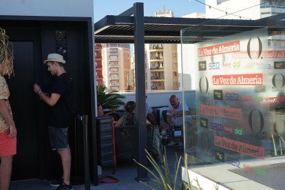 La gente se ha sentado a la sombra disfrutar de sus consumiciones.