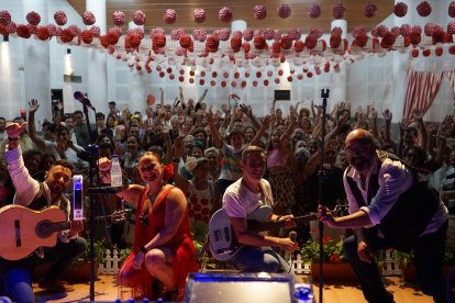 Noches de Candela posando con el público.