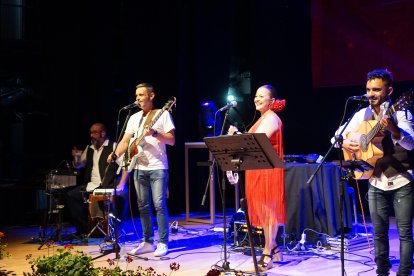 Noches de Candela tocando.