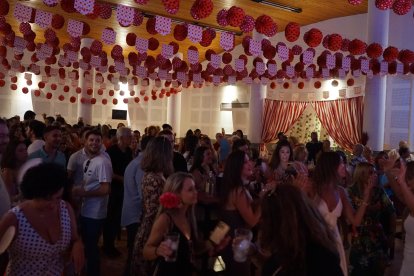 La caseta La Lola estaba repleta de gente.