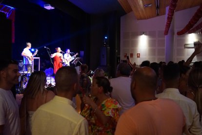 Todo el mundo se ha animado ha bailar.