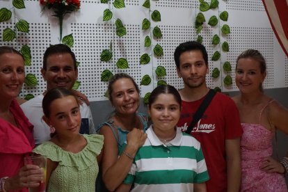 Ana Belén, Belén, Estefanía, Miguel, José, Paula y Estefanía, acompañando a Noches de Candela.