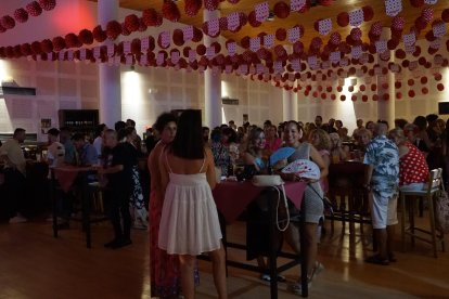 La caseta está decorada con guirnaldas blancas y rojas.