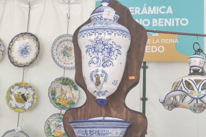 Pequeña fuente de cerámica.